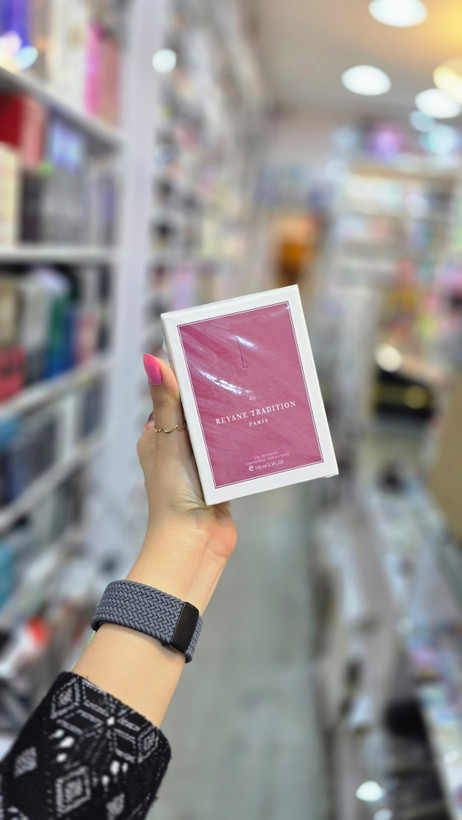 عطر زنانه I با رایحه شیرین و ملایم مناسب استفاده روزانه و سبک دخترانه