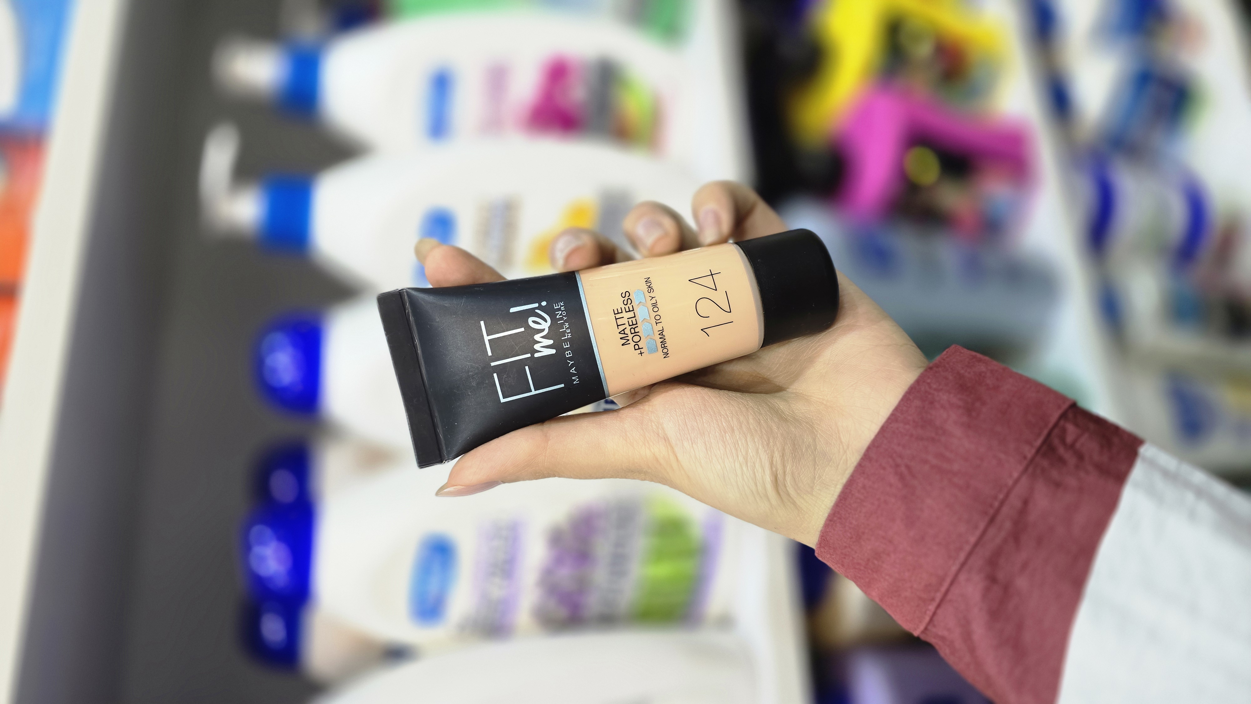 کرم پودر میبلین Fit Me اصل نیویورک با پوشش متوسط و طبیعی Maybelline Foundation مناسب استفاده روزانه و پوست چرب و مختلط