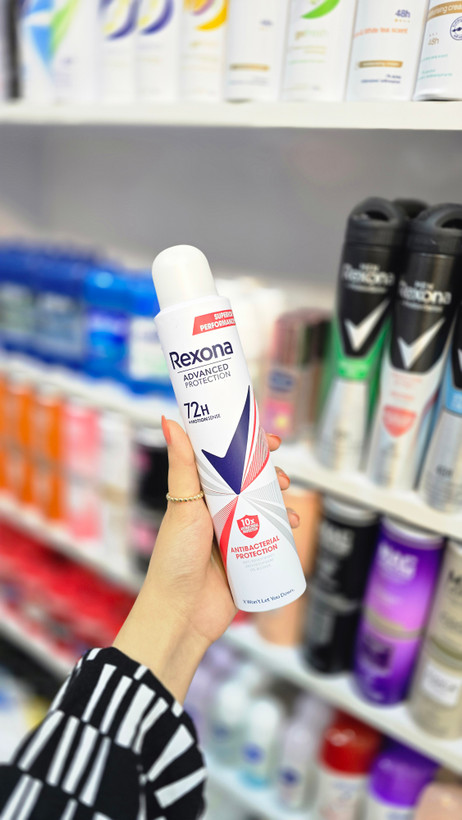 رکسونا Antibacterial Protection با رایحهٔ خنک و پاکیزه و محافظت ۷۲ ساعته، انتخابی عالی برای کنترل بوی بدن و استفاده روزانه است.