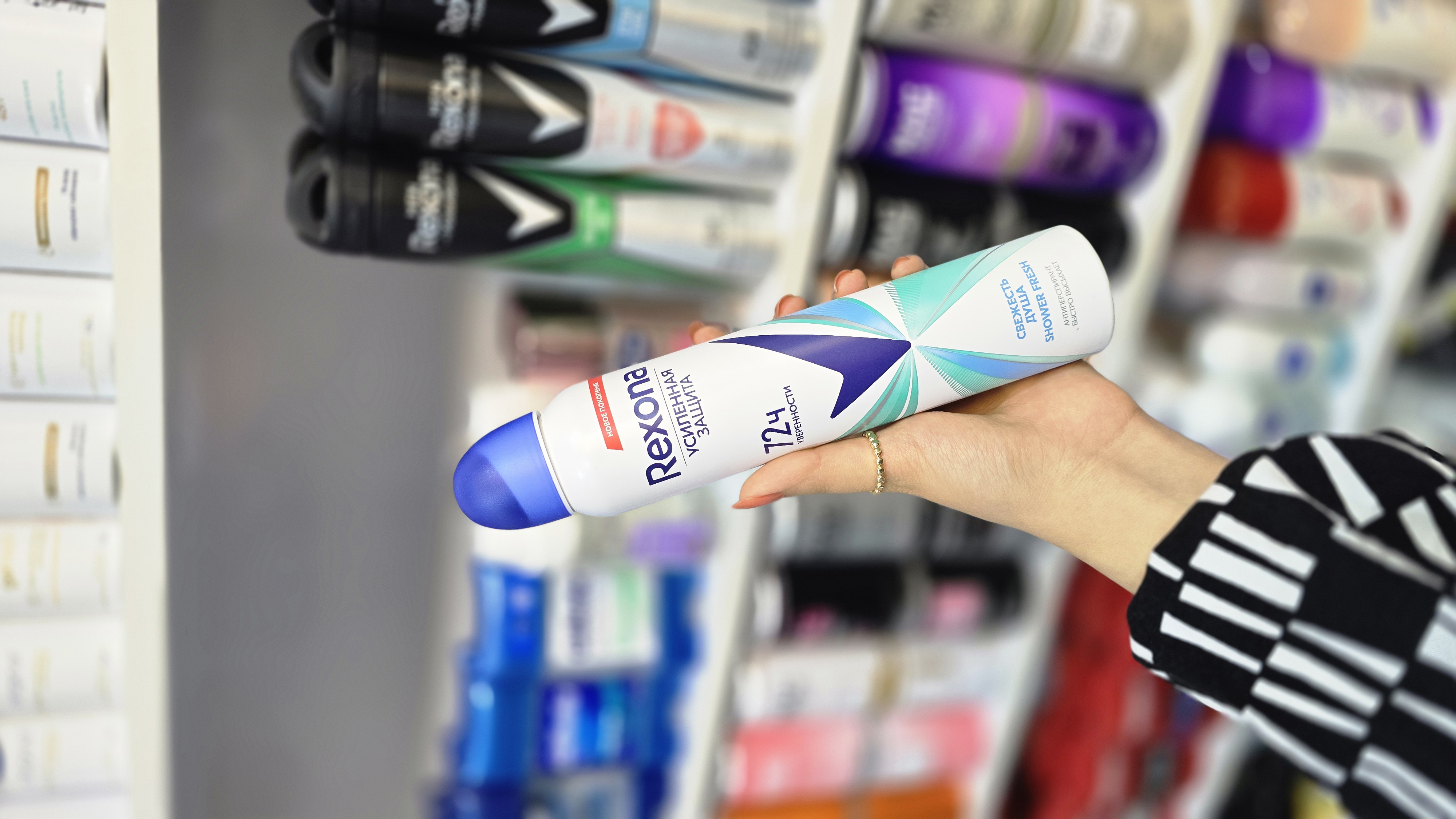 رکسونا Shower Fresh با رایحهٔ خنک و صابونی و محافظت ۷۲ ساعته، انتخابی عالی برای استفاده روزانه و کنترل تعریق است.
