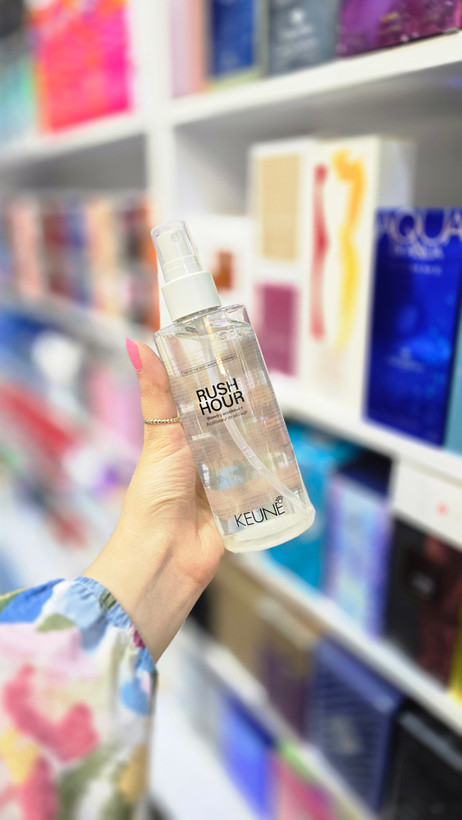اسپری محافظ حرارت و حجم دهنده مو Keune Style Rush Hour با بستهبندی مشکی، مناسب افزایش حجم مو و کمک به محافظت از مو در برابر حرارت سشوار و ابزارهای حالتدهنده