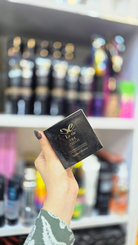 پنکیک سه لوی La Vie Ce مدل True Match Ce La Vie True Match Compact Powder | پنکیک فشرده سه لوی با بستهبندی مشکی