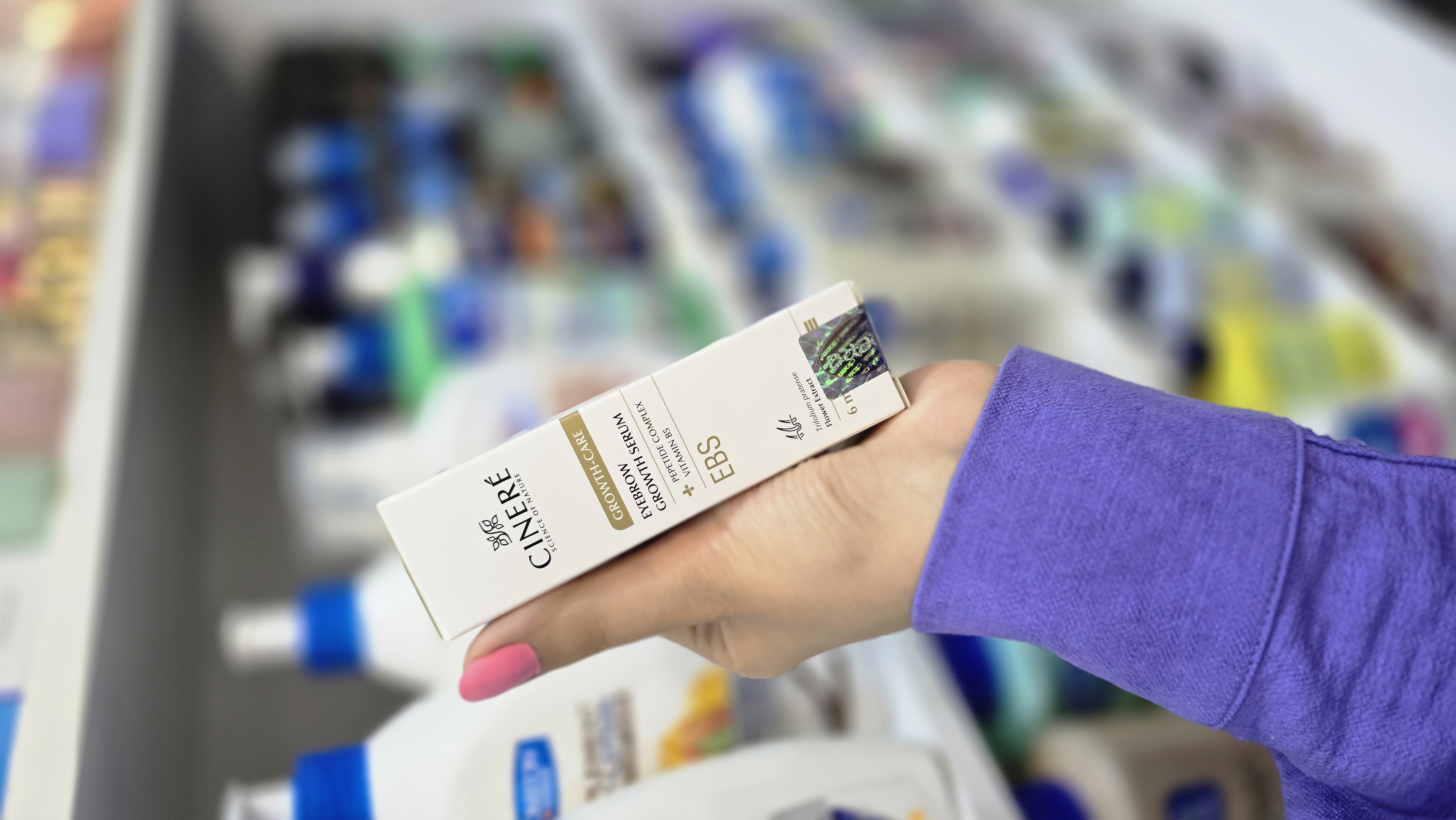 سرم رشد ابرو سینره مدل Eyebrow Growth Serum با بستهبندی سفید در دست