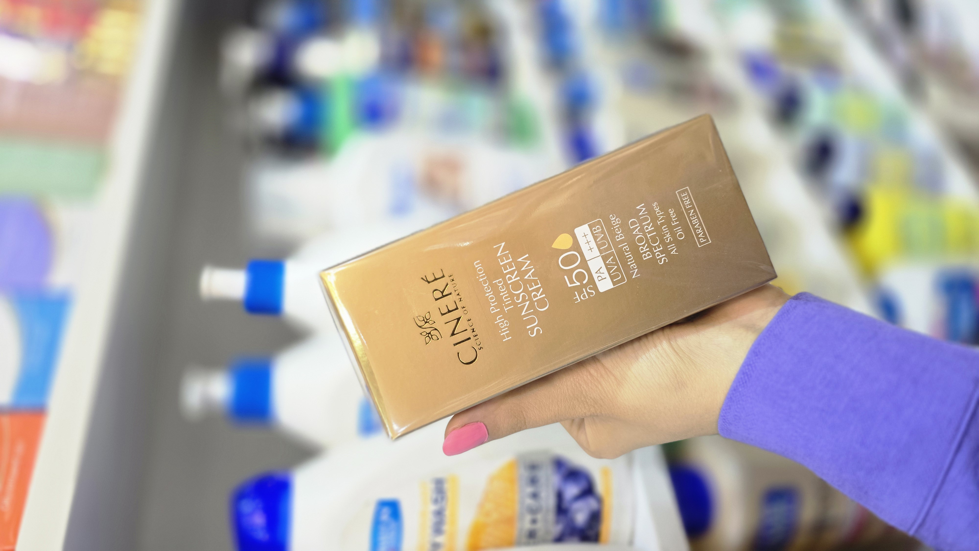 کرم ضد آفتاب رنگی سینره SPF 50 بژ طبیعی با بستهبندی طلایی مناسب انواع پوست