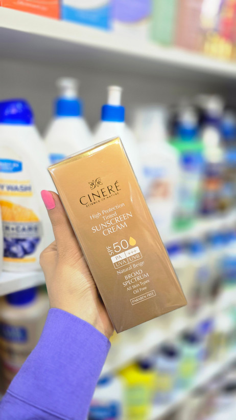 کرم ضد آفتاب رنگی سینره SPF 50 بژ طبیعی با بستهبندی طلایی مناسب انواع پوست