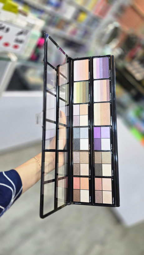 پالت سایه ۱۲ عددی میکاپ فکتوری در دست داخل پالت سایه ۱۲ عددی Makeup Factory با رنگبندی متنوع