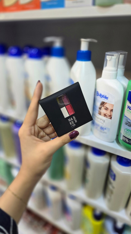 بستهبندی مشکی پالت سایه چشم Quad Make Up Factory