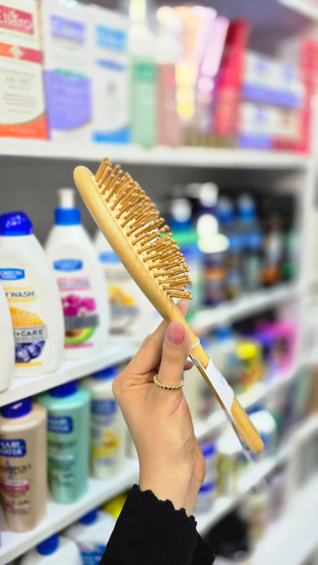 نمای نزدیک از دسته چوبی و لوگوی Royal Star روی برس مو | Royal Star Wooden Oval Hair Brush with Wooden Bristles