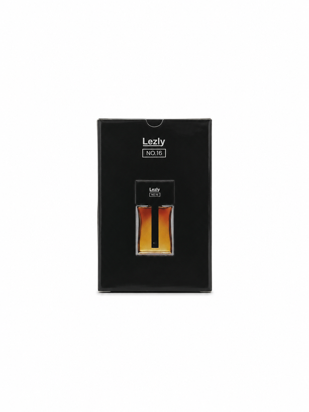 جعبه عطر مینی لزلی مدل Lezly No.16 با طراحی مشکی، حاوی شیشه عطر با رایحهای گرم و رنگ طلایی