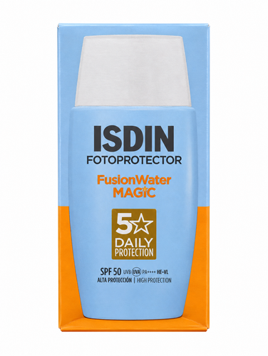 ضدآفتاب ایزدین فیوژن واتر مجیک SPF 50 با بستهبندی آبی و نارنجی، محصولی فوق سبک با محافظت ۵ ستاره برای استفاده روزانه.