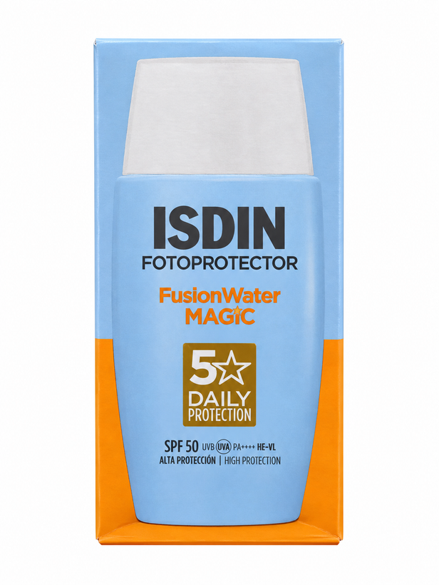ضدآفتاب ایزدین فیوژن واتر مجیک SPF 50 با بستهبندی آبی و نارنجی، محصولی فوق سبک با محافظت ۵ ستاره برای استفاده روزانه.